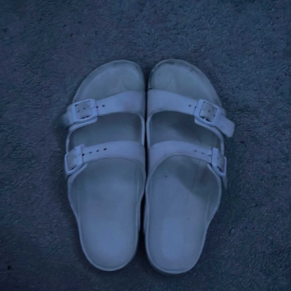 beachy sandles white size 6.5